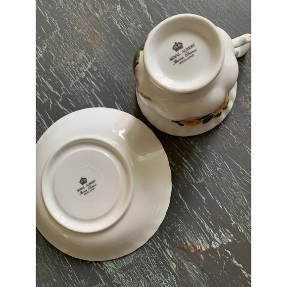 Royal Albert yellow primrose teacup and saucer - Scalloped gold trim saucer​ - Picture 5 of 7